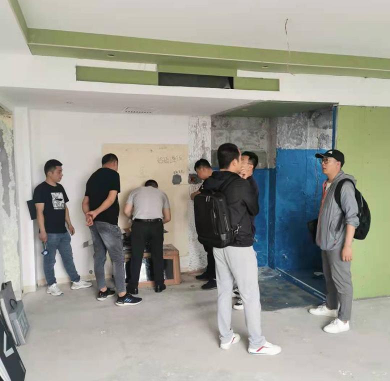 業(yè)務(wù)經(jīng)理同酒店負責(zé)人溝通.jpg