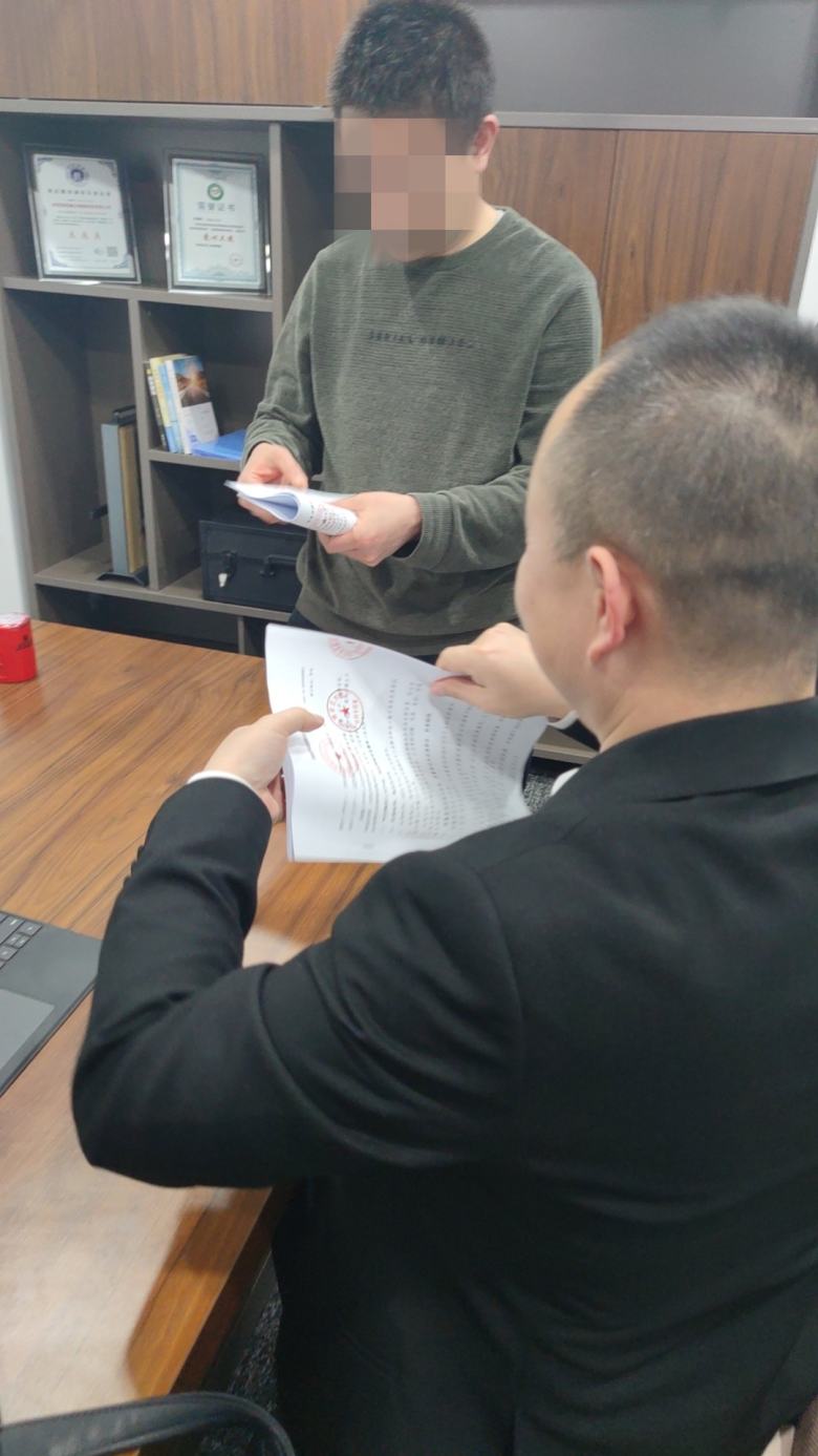 我廠(chǎng)代表和客戶(hù)簽訂酒店家具訂購(gòu)合同.jpg